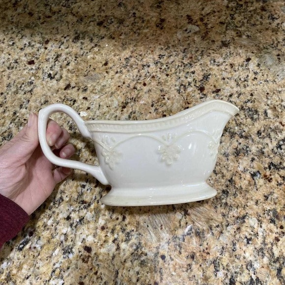 The Pioneer Woman Kitchen The Pioneer Woman Gravy Boat Poshmark